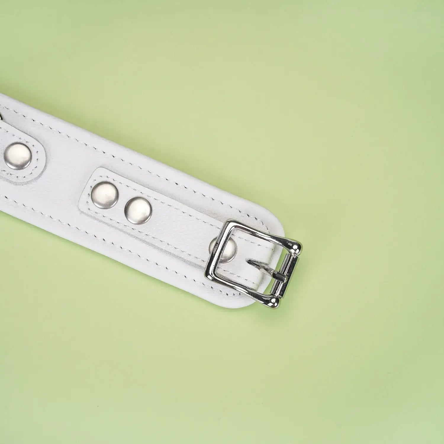 Fuji White Collection Leather Collar with Leash - Restraints